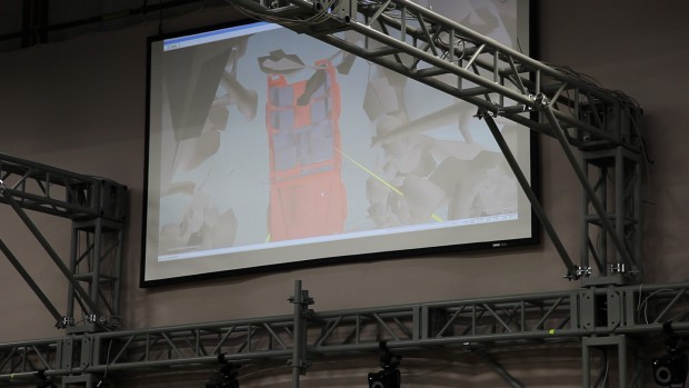 Auf einem Beamer wird die Spielumgebung in Echtzeit übertragen. (Foto: mw)